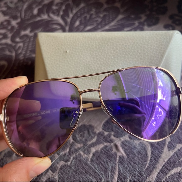 Michael Kors Chelsea Aviator Sunglasses Rose Gold with Purple Mirror - Picture 2 of 2
